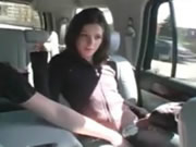 Девушка трахается в задней части автомобиля