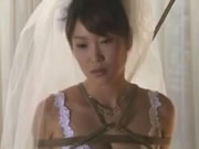 Японская невеста привязана на полу