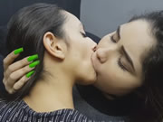 Лесбиянки глубокие поцелуи