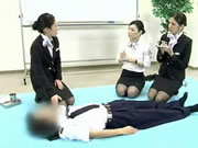 Стюардесса Японии демонстрирует надлежащие процедуры CPR